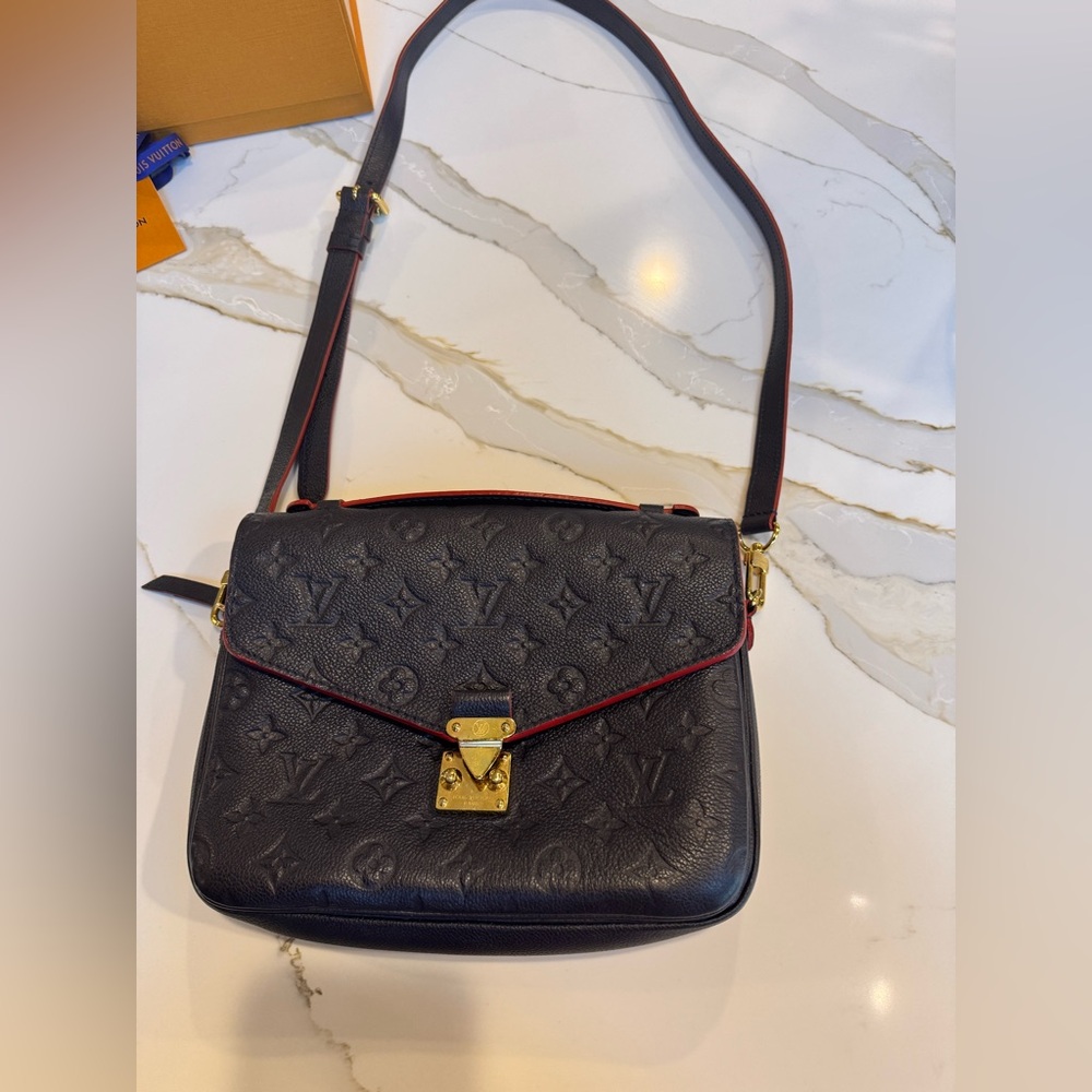 Pochette Métis navy empriente leather Louis Vuitton authentic